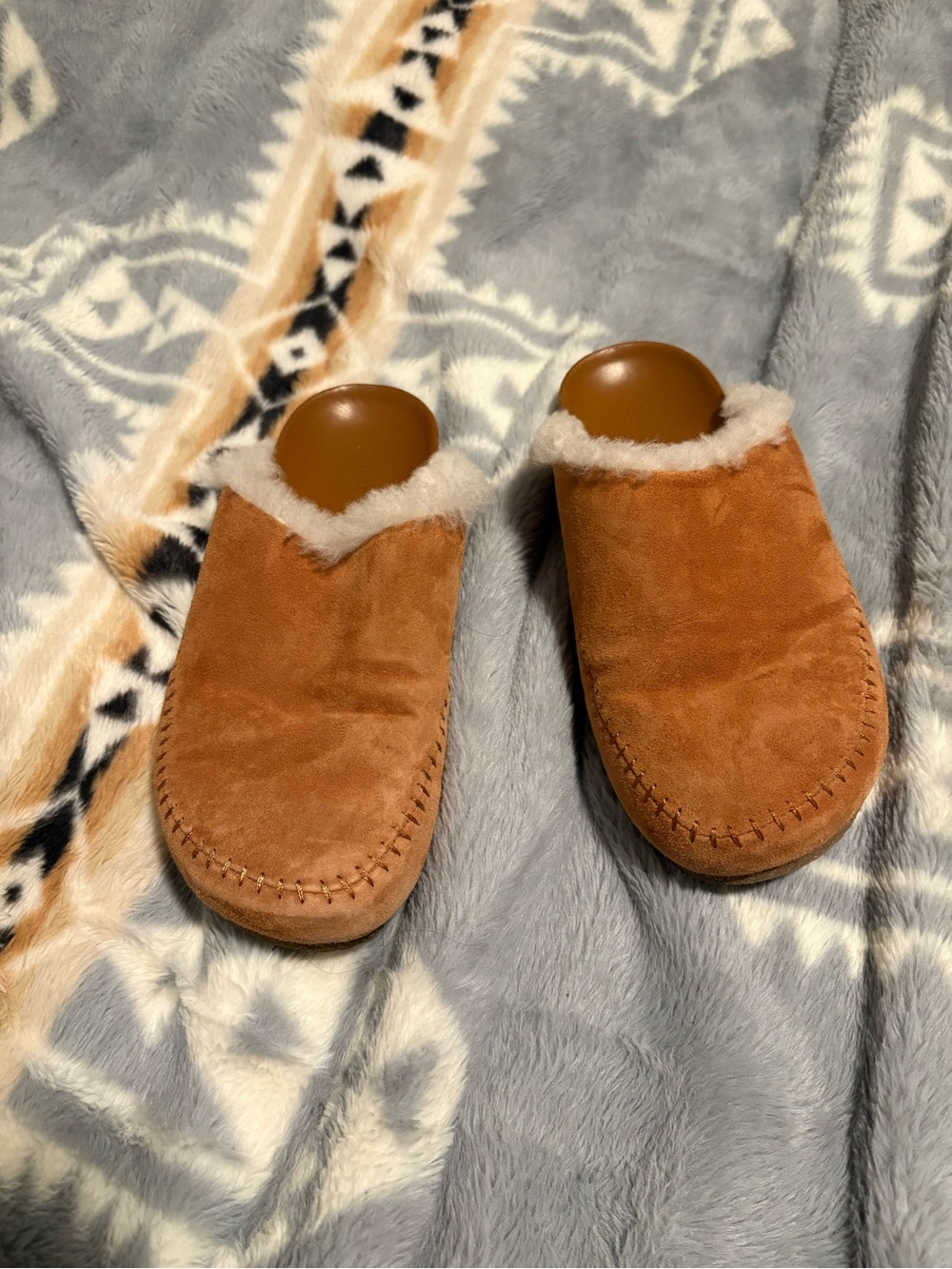 Jenny Kayne  Cozy Faux-Shearling Slip-On Slippers in Chestnut